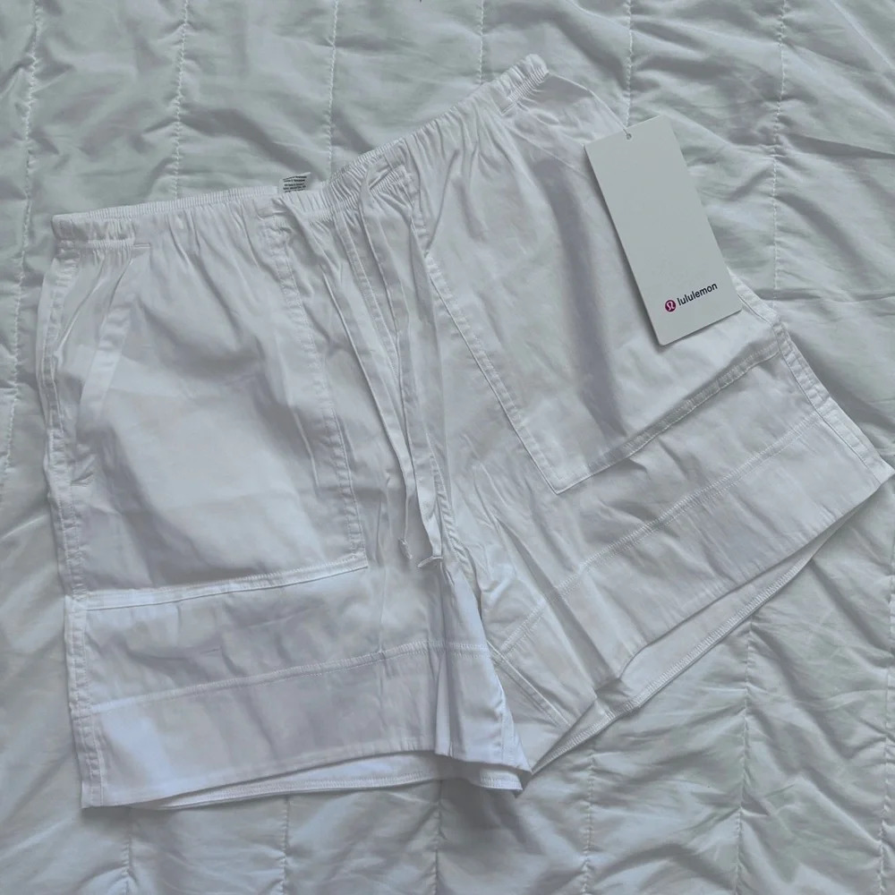 🆕🤍 Lululemon Cotton Blend Poplin High Rise Shorts - White